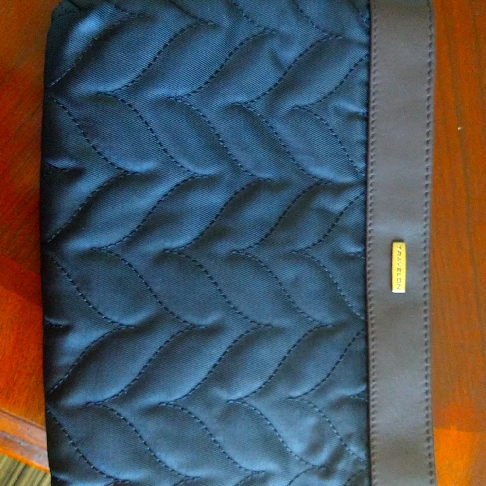 Travelon wristlet
